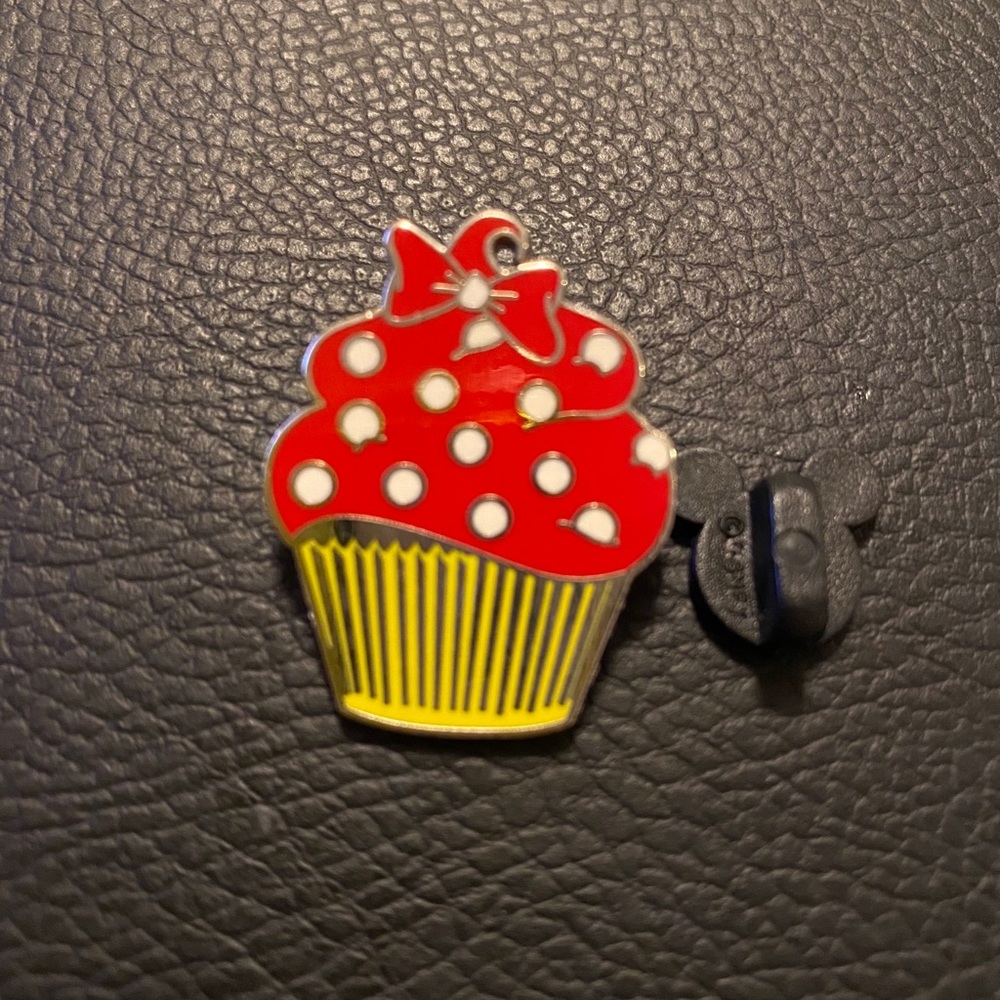 Disney Pin (Minnie Mouse Cupcake)